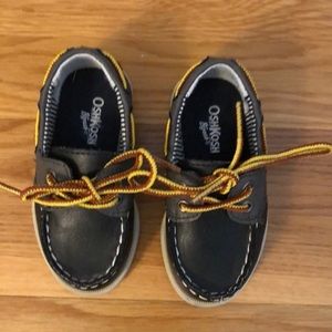 Toddler boys OshKosh dress boat shoes.